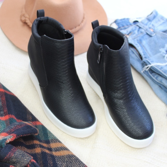 🆕//Fall Favorite Collection// Black wedge sneaker - Picture 5 of 7